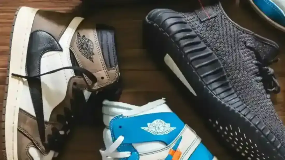 Zapatillas de edición fotografiadas sobre una superficie oscura